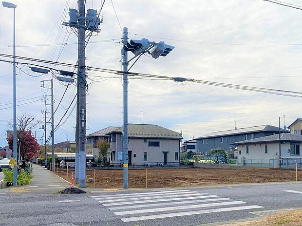 日当たりを見込める土地のため、たっぷり陽が差し込む明るいリビングや心地よいお庭をプランニングできます。
（2025年11月撮影)