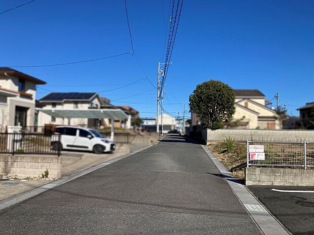 前面道路（西側より撮影）（撮影日：2025年12月18日）