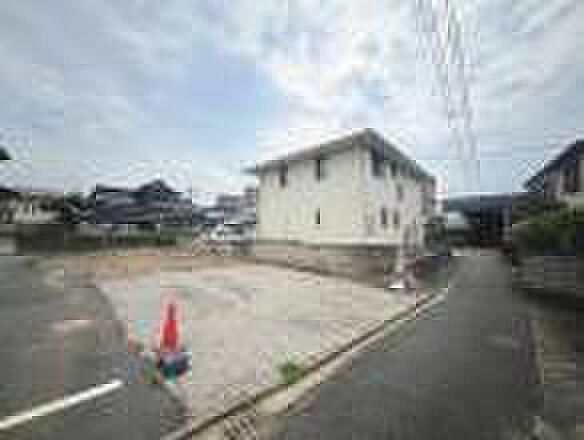 【前面道路より西方向を撮影】前面道路と西側隣地との位置関係です。周辺は交通量が少なく、落ち着いた住環境が広がっています。