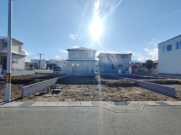 B区画全景
落ち着いた住環境が広がる分譲地♪
建築条件やプランのご相談もお気軽にお問合せください!