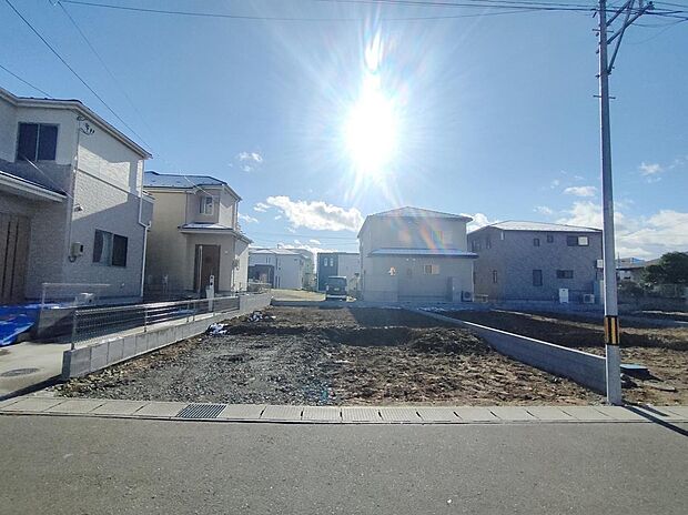 C区画全景
子供の成長を見守る、家族のための住まいの舞台♪
この場所から、理想の暮らしが始まります♪のびのび暮らせる、家族にやさしい住環境◎!