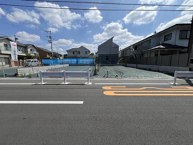広い空と穏やかな住宅街に包まれる、家族の新しい暮らしの舞台。ここから、理想の住まいづくりを始めませんか。