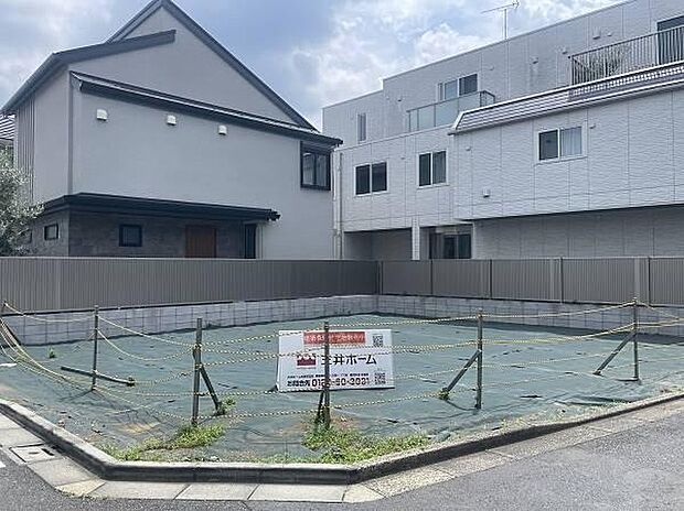 二方向が道路に面し、角地ならではの広がりを感じられる現地。約38坪の敷地を舞台に、採光や間取りにこだわった住まいづくりの夢が膨らみます。