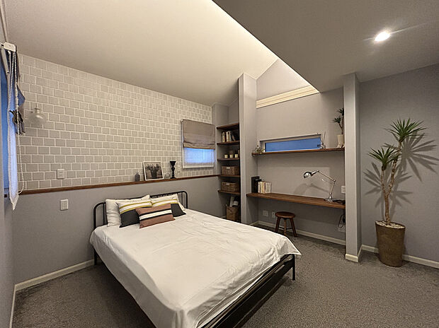 【主寝室】２階の主寝室には勾配天井・間接照明を採用