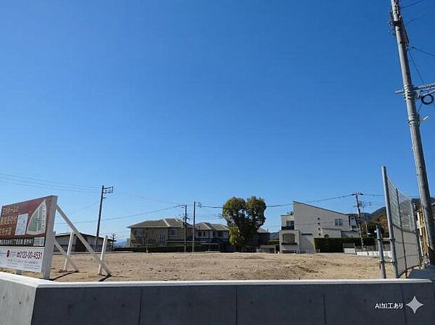 【現地土地写真】周辺には幼稚園や小学校があり、神戸市立住吉中学校は350ｍ徒歩5分と登下校に安心な立地です。公園やコンビニ、スーパー、市役所などもあり、生活しやすい環境です。