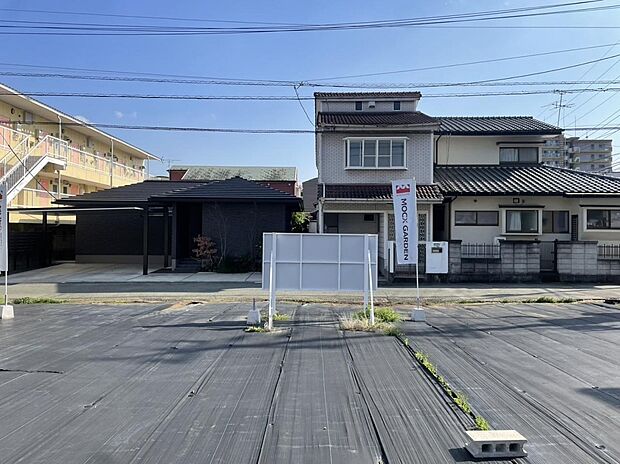 【現地(2026年4月14時頃)南側の道路より撮影】A号地・B号地はいずれも6m以上道路と面している為、車の駐車スペースを2台以上確保可能。、また、車の出し入れがしやすく、運転に自身のない方でも安心してお過ごしいただけます。