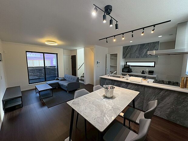 現地写真（R7.12月撮影）
ホテルのようなラグジュアリー感漂うリビング。
グレージュで統一された空間が、上質で落ち着いたひとときを演出します。