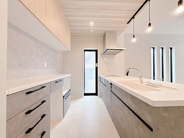 【当社施工例】
木のぬくもりと清潔感ある白が調和した、デザイン性が高く使いやすさも◎なシステムキッチン。