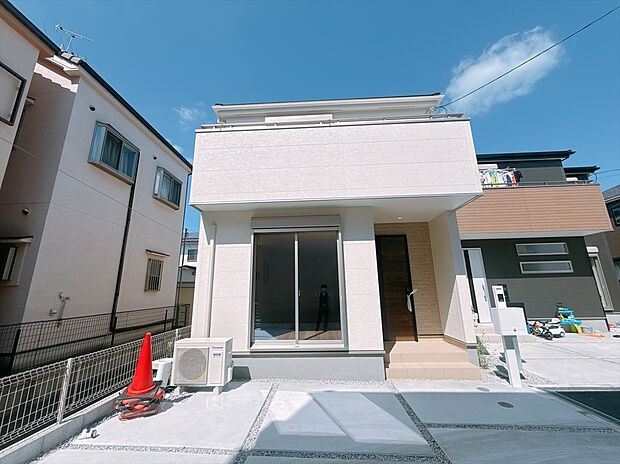 【外観】
ホワイトを基調としたシンプルで洗練された外観デザイン。
無駄のないスッキリとしたフォルムが、街並みに美しく映える住まいです。
