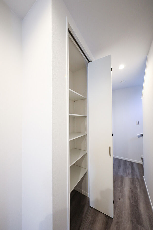 【【施工例】玄関収納】広々とした玄関収納は、コートや靴だけでなく、日常的に使う小物やアウトドア用品までしっかり収納できるスペースを提供します。