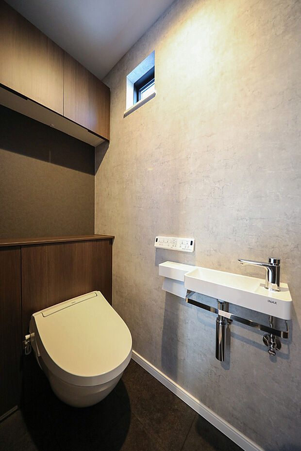 【【当社施工例】トイレ】毎日使うトイレだからこそ、お手入れのしやすさが重要です。フラットなデザインや隅が少ない形状、汚れが付きにくい素材のため、お掃除がとても簡単です♪