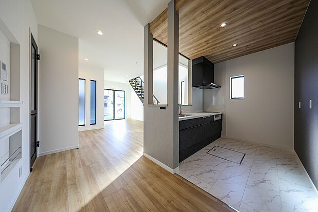 【【当社施工例】LDK】モダンでスタイリッシュなLDK♪開放感のある間取りが特徴で、どんなインテリアにも合わせやすく、長く愛される空間に仕上がっています。