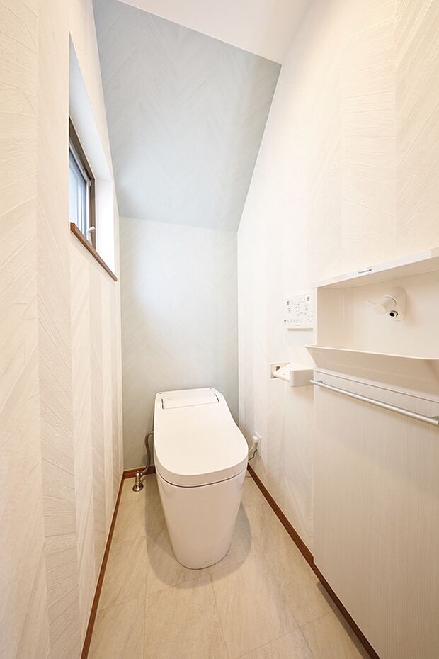 【【当社施工例】トイレ】トイレにはコンパクトでスマートな手洗い台を設置♪ホワイトで統一したトイレは、シンプルで明るく、生活感を感じさせないスッキリとした印象です。