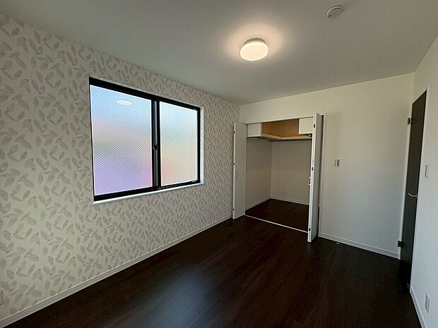 【洋室+ウォークインクローゼット】家具や雑貨がお部屋に馴染みやすいナチュラルテイストな洋室です。