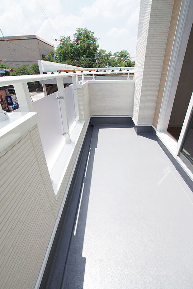 【【施工例】バルコニー】バルコニーからそよぐ風が、家全体に心地よく広がる設計。