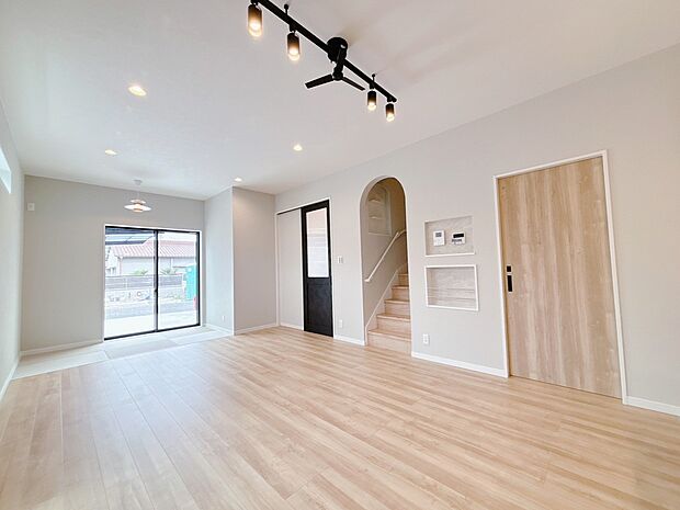 【【施工例】LDK】奥行きがあるので、視界が一直線に抜け、広々と感じられます。