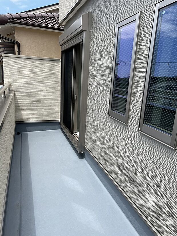 【【施工例】バルコニー】ゆとりあるバルコニーで洗濯物も干しやすく、日々の家事も快適！採光も確保し、心地よく過ごせます。