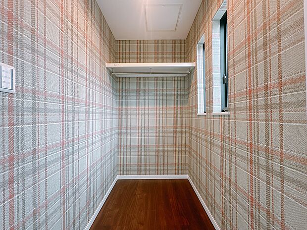 【【施工例】WIC】チェック柄のアクセントクロスと2つの窓が彩る明るいWIC。