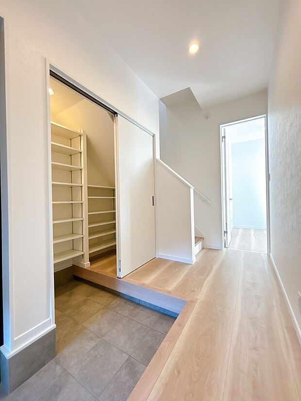 【【施工例】土間収納】可動式の棚を採用しているため、ベビーカーやアウトドア用品、靴などサイズに合わせて自由に調整可能。使い勝手が良く、いつでもすっきり片付く便利な収納空間です