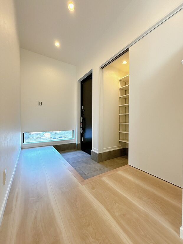 【【施工例】玄関】玄関に窓を設けることで自然光がやさしく差し込み、明るく開放的な空間に。日中は照明に頼らず気持ちよく出入りできるのも嬉しいポイントです。