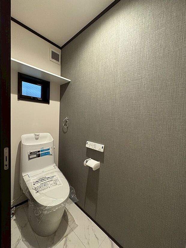 【1階トイレ】1階にトイレを設置しており、来客時も気兼ねなくご利用いただけます。生活空間と分けて使えるため、プライバシーにも配慮された間取りです。