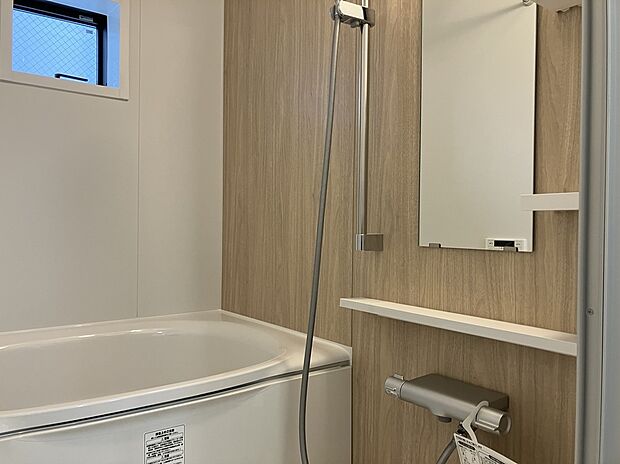 【浴室】
窓が付いているので、自然換気が行え、カビ対策に役立ちます。スライド式シャワーなので、自由に高さ調節が可能です。