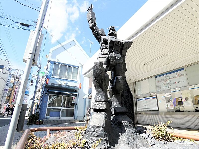 西武新宿線「上井草」駅前にある「ガンダム」のモニュメント！