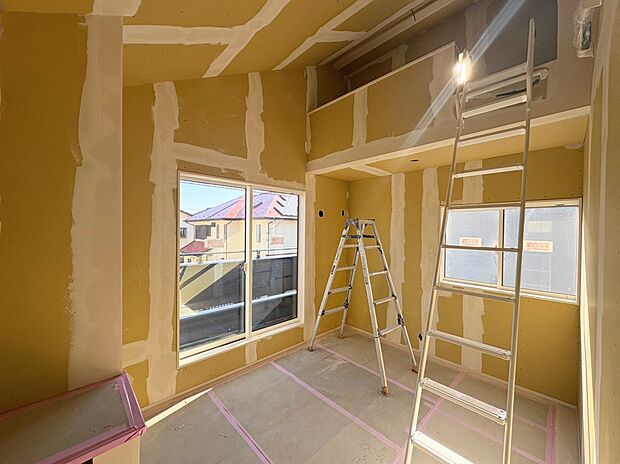 【現地写真】
全棟、LDKを含め全居室に収納が設置されています。また、ロフト収納付きですので季節物などもすっきりと収納することができます。/2025.11.30撮影