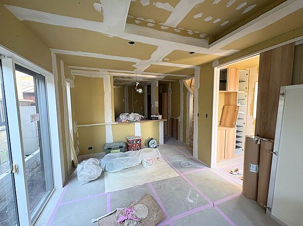 【現地写真】
全居室が南向きに配置されています。日当り・通風の良い住まい。1階にLDKと水回りが集約されており、家事・生活動線の良い設計です。/2025.11.30撮影