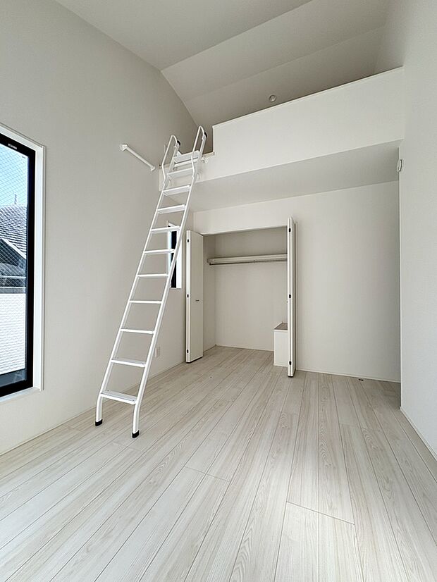 【洋室約7.0帖/3号棟※成約】
南向きバルコニーに面した約7.0帖の洋室です。2階の各洋室は振り分けタイプの配置で、プライベート時間も大切にしながら暮らすことができます。