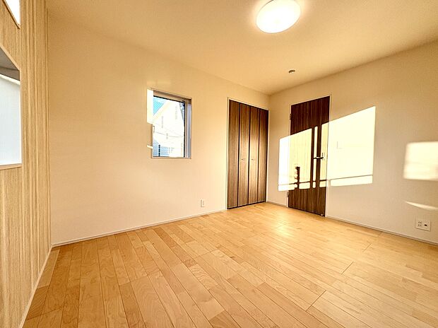 【洋室(約6.5帖)/2号棟】
壁の一部にアクセントクロスが採用された、デザイン性の高い洋室です。バルコニーへ出入りできます。主寝室にオススメです。