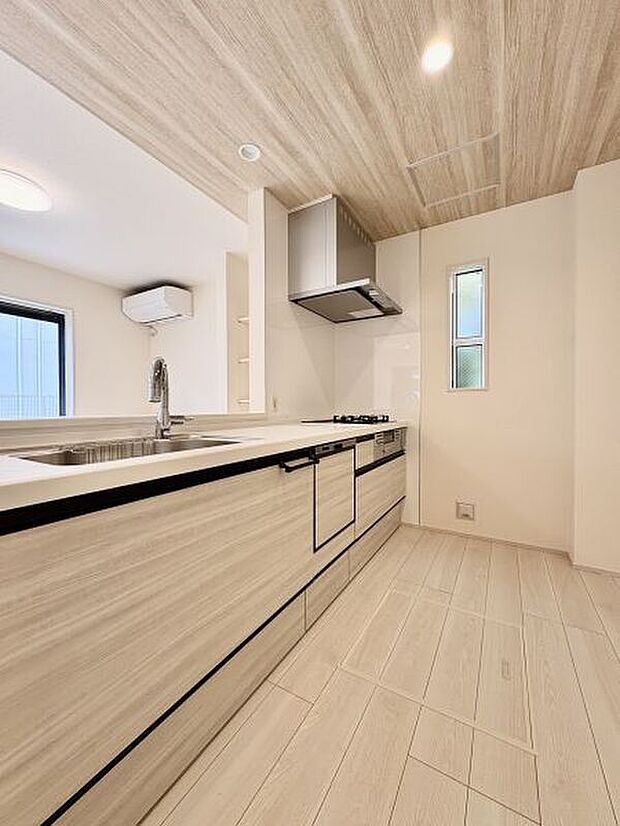 【キッチン】
日々の家事をサポートする、食器洗乾燥機付きのキッチン。水栓はグースネックタイプですので、大きめの調理器具も洗いやすい仕様です。ウッド調のポップアップ天井が採用されています。