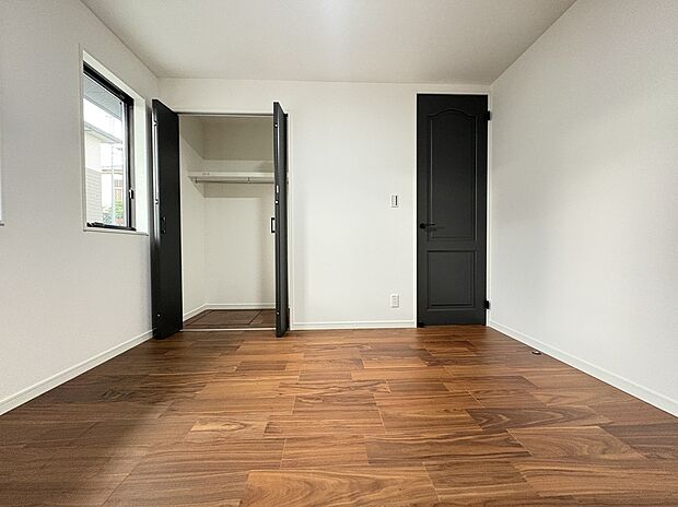 【1階洋室/約5.92帖】
1階には洋室が3室設けられています。全居室洋室タイプの間取りで、日々のお掃除や模様替えの家具の移動もスムーズに行えます。