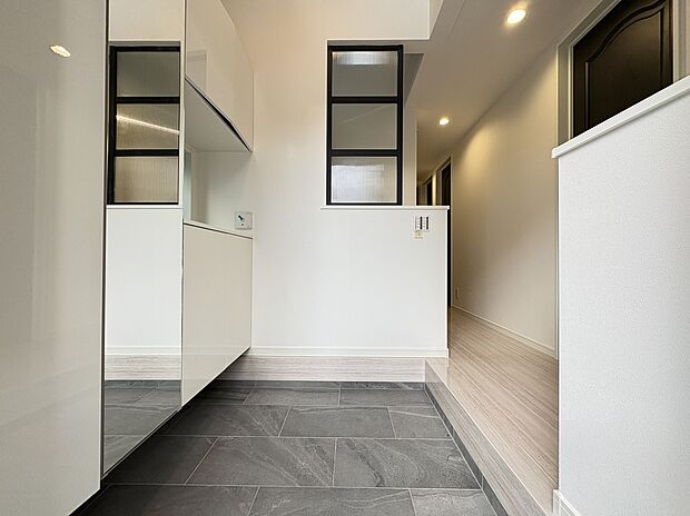 【玄関ホール】
ご家族やお客様を気持ちよく出迎えてくれる玄関スペース。コノ字型のシューズボックスが設置されており、お履き物をすっきりと収納できます。全身鏡付きで、お出かけ前に身だしなみ確認ができます。