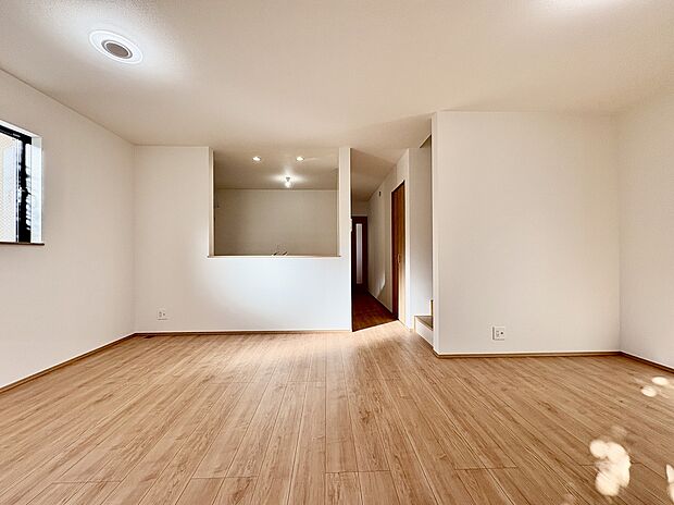 【LDK/約20.5帖】
太陽光発電付きの新築戸建て。省エネルギー対策が施されているため、光熱費の節約に◎断熱性が高く、結露予防効果のある複層ガラス・サッシが採用されています。