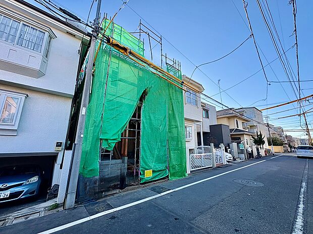 【現地外観/上棟】1階にビルトイン車庫が設置された「4LDK」の新築戸建。2階に配置されたLDKは外からの視線が気になりにくく、のびのびと寛げます。