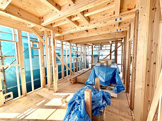 【現地写真】
第1種低層住居専用地域に位置し、落ち着いた住環境が整っています。前面道路はまっすぐで、見通しは良好です。