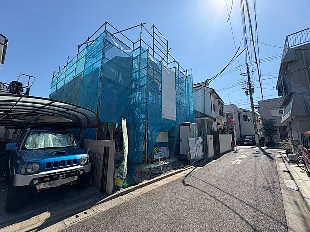 【現地写真】
ドラッグストアや郵便局、病院が徒歩10分圏内にあり、暮らしに安心をもたらします。図書館までは徒歩3分と気軽に利用できる距離にあり、休日の過ごし方の幅が広がりそうです。