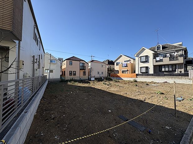 【現地写真】
カースペース付きの2階建て。周辺は低層住宅が並ぶ第一種低層住居専用地域ですので、落ち着いた住宅街です。/2026.1.23撮影