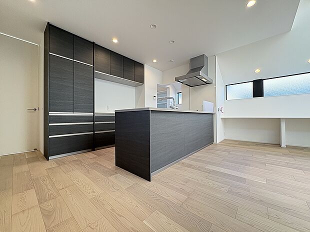 【キッチン】
キッチンはご家族との会話が弾む対面式です。作業中もLDにいるご家族の様子を見守れるので、小さなお子様がいるご家庭も安心です。