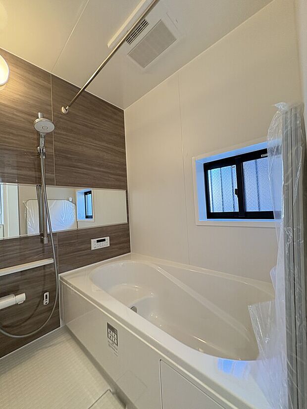 【浴室】
アクセントパネルが施されたバスルーム。ゆったりとした浴槽で、一日の疲れを癒すことができます。ベンチタイプのため、半身浴も楽しめます。