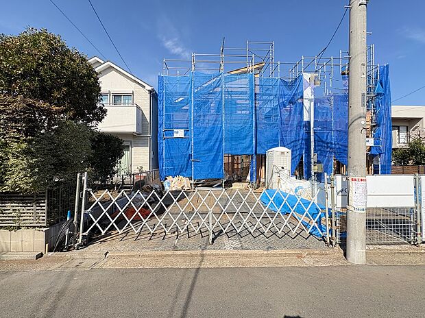 【前面道路含む現地写真】
前面道路は南側幅員約4.0m。前面道路と敷地との高低差がなく、車や自転車などの出入りがスムーズです。/2026.3.15撮影