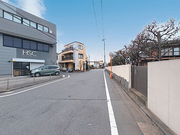 【前面道路含む現地写真】
前面道路幅員は約7.2m。車の出し入れなどがスムーズに行える、ゆとりある広さです。周辺環境もあわせて、ぜひ現地をご見学ください。