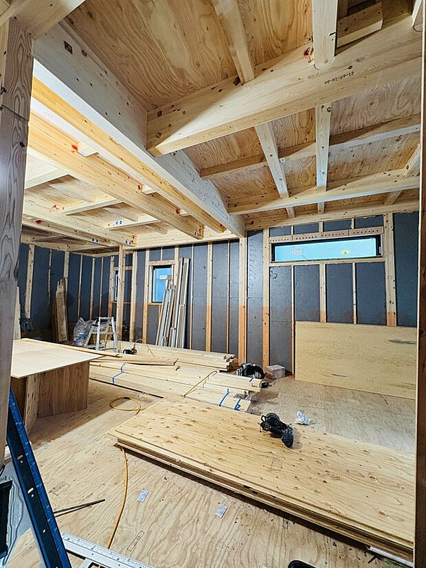 【木工事序盤】リビングは2面採光が採用され、光と風を取り込む設計。明るさと開放感が生まれ、家族が自然と集まる居心地の良い空間を実現します。