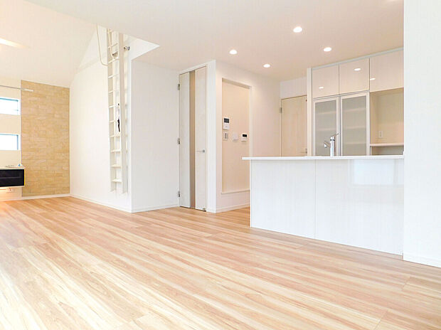 【LDK/施工例】
外からの視線を気にせず寛げる2階LDK。ご家族でゆっくりと団らん時間を楽しめます。キッチンと洗面室が近く、炊事・洗濯等、生活動線がスムーズな設計です。