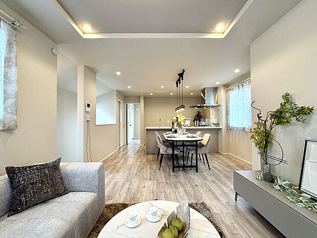 【LDK/2号棟】
リビング→ダイニング→キッチンがI型に配置され、ご家族がコミュニケーションを取りやすいレイアウト。折り上げ天井はスタイリッシュで開放的な空間を演出してくれます。