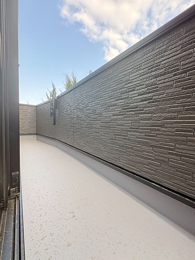 【バルコニー】
バルコニーは西側と南側の2箇所に備わっています。ご家族の衣類や寝具類を一度にまとめて干すことができそうです。