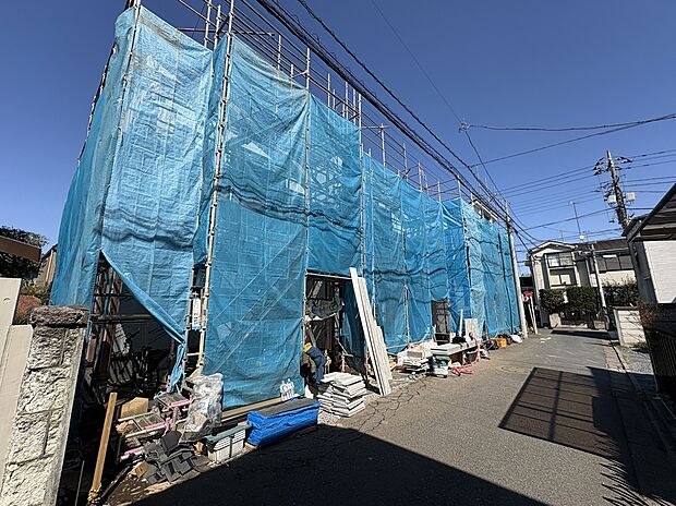 【前面道路含む現地写真】
前面道路はアスファルト舗装され、敷地との段差がほとんどありませんので、車の入出庫もスムーズに行えそうです。/2026年3月12日撮影