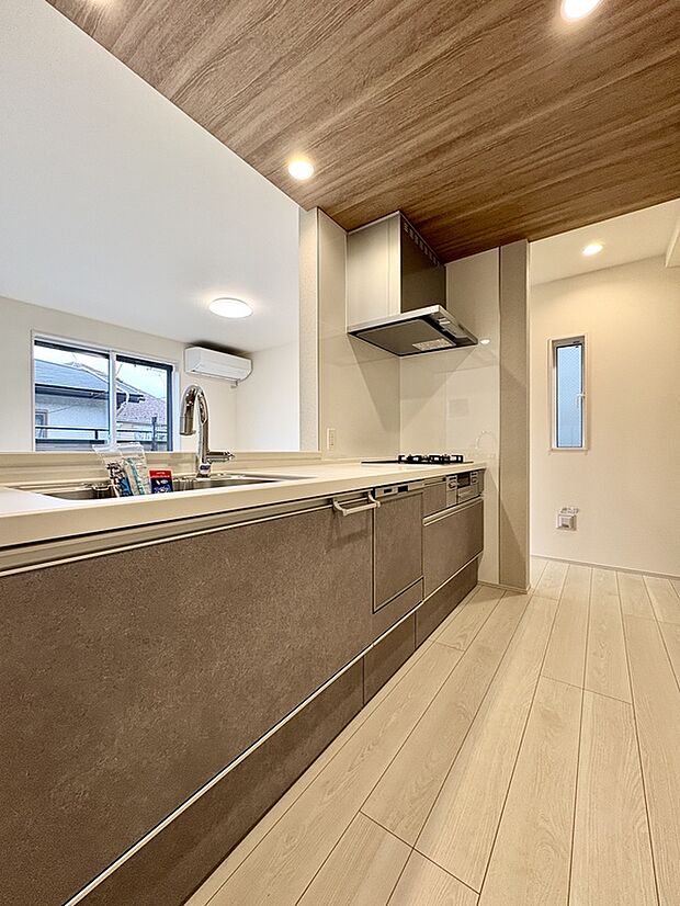 【キッチン】
調理しながらご家族や、お客様との会話が弾む対面式キッチン。回遊できる動線で、複数人での作業もスムーズに行えます。両サイドには、可動棚式の収納が備えられています。