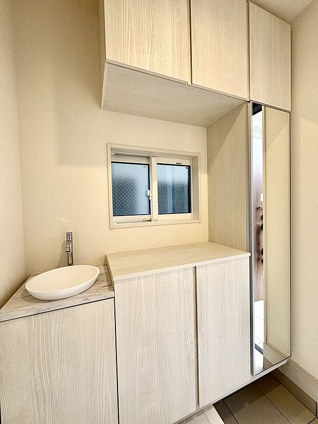 【玄関】
収納力のあるシューズボックス付きの玄関。セカンド洗面台が備わっているため、帰宅後すぐに手洗いが行えます。来客時にも嬉しい設計です。